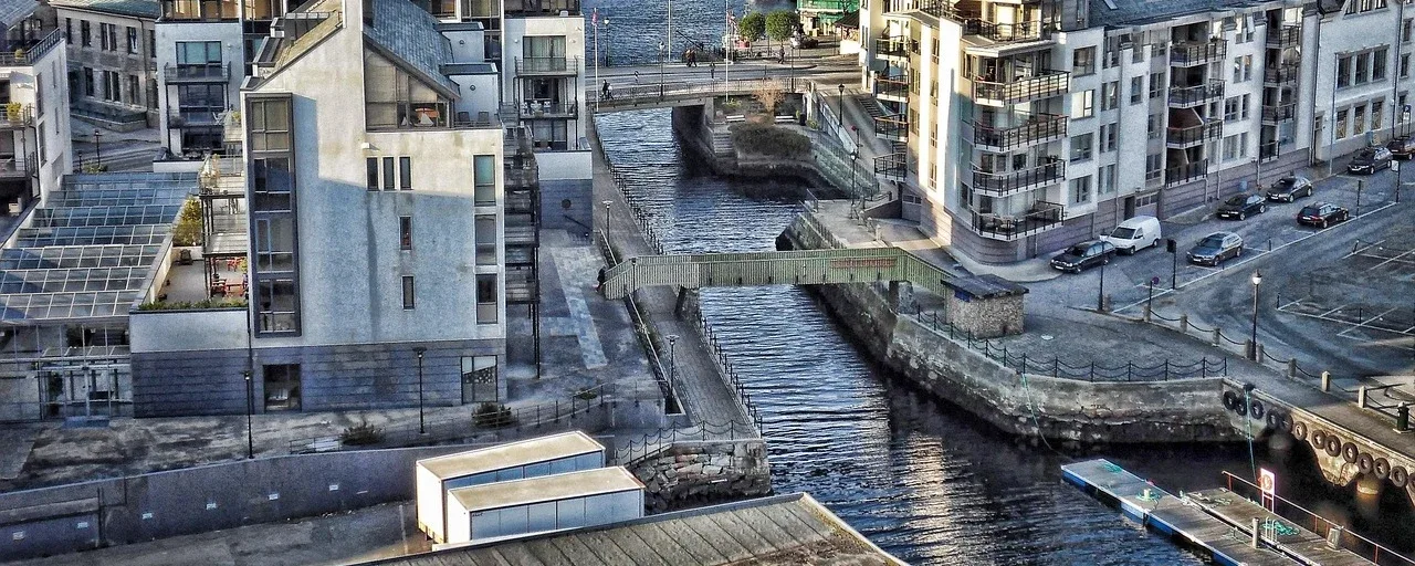 Bygninger, broer og havnekanal i Ålesund